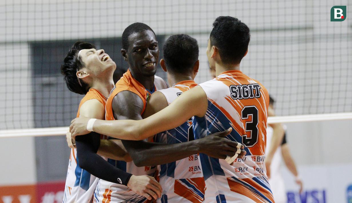 Tim voli putra Jakarta BNI 46 melakukan selebrasi usai menaklukkan Kudus Sukun Badak pada laga Proliga 2022. (Bola.com/M Iqbal Ichsan)
