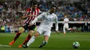 Pemain Real Madrid, Cristiano Ronaldo berebut bola dengan pemain Athletic Bilbao, Unai Nunez pada pekan ke-33 La Liga di Santiago Bernabeu,Rabu (18/4). Real Madrid harus puas bermain imbang 1-1 lawan Athletic Bilbao. (AP/Francisco Seco)