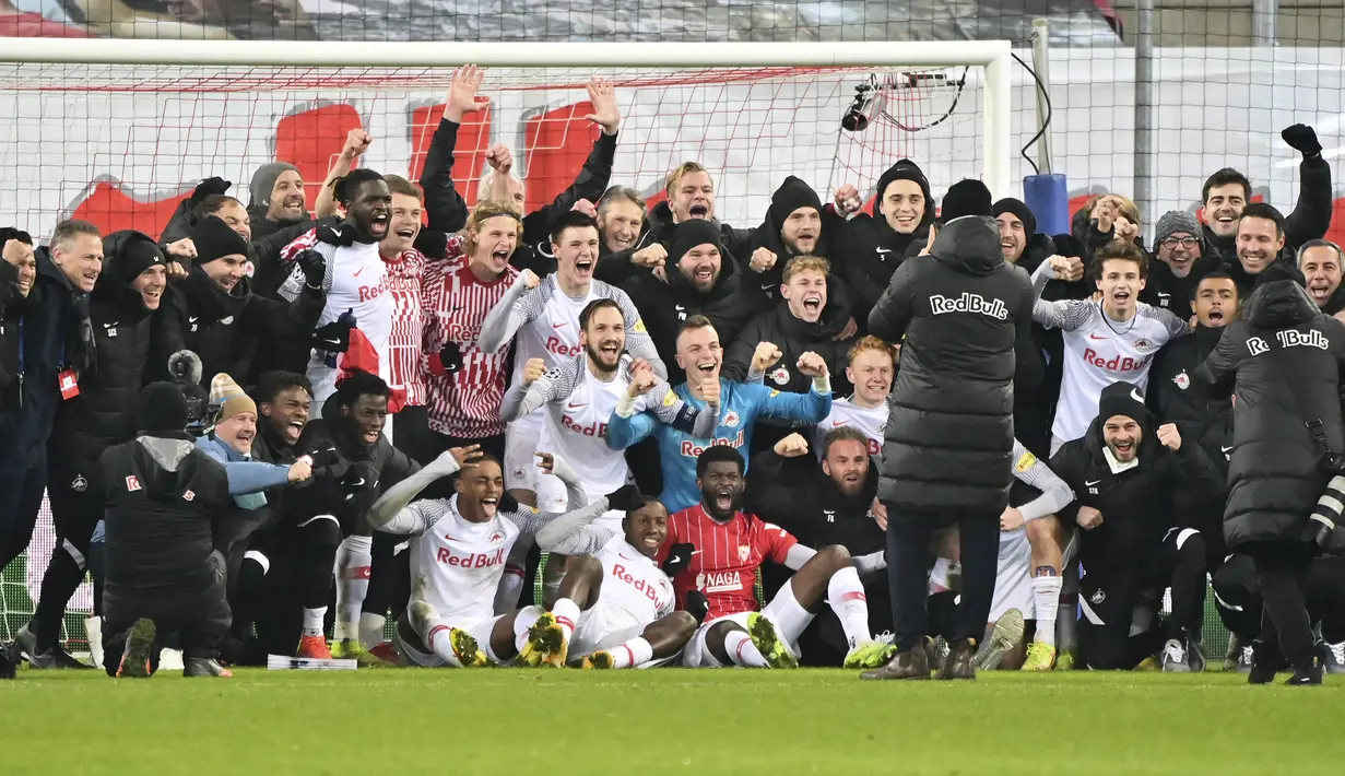 RB Salzburg. Berkat kemenangan 1-0 atas Sevilla di laga terakhir Grup G, RB Salzburg menjadi klub pertama Austria yang lolos ke babak 16 Besar Liga Champions. Mereka menempati posisi runner-up Grup G yang lolos bersama sang juara grup, LOSC Lille. (AFP/Joe Klamar)