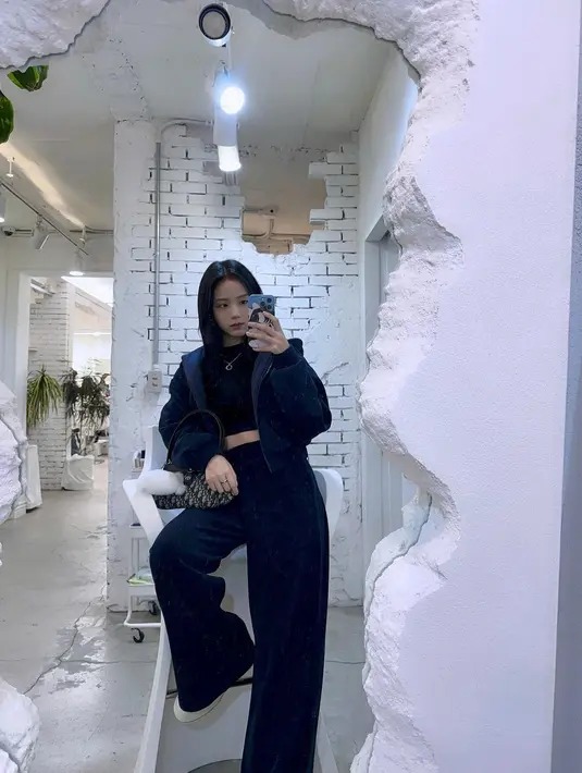 Kombinasi jaket, high waist pants, dan crop top paling nyaman untuk berbagai kegiatan. [@sooyaaa__].