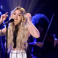 Julia Michaels memulai debut di depan layar dengan singlenya, Issues.