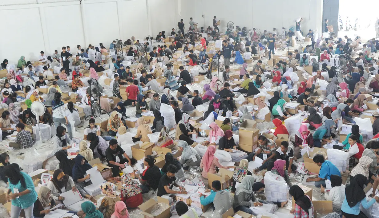 Suasana kegiatan pelipatan kertas suara DPD RI di Gudang KPU, Cibinong, Bogor, Jawa Barat, Kamis (21/2). Sebanyak 650 relawan dilibatkan dalam kegiatan penyortiran dan pelipatan  kertas suara untuk Pemilu 17 April 2019. (Merdeka.com/Arie Basuki)