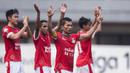 Kapten Persija, Ismed Sofyan, bersama rekan-rekannya merayakan kemenangan atas Borneo FC pada laga Liga 1 di Stadion Patriot Bekasi, Jawa Barat, Minggu (16/7/2017). Persija menang 1-0 atas Borneo FC. (Bola.com/Vitalis Yogi Trisna)