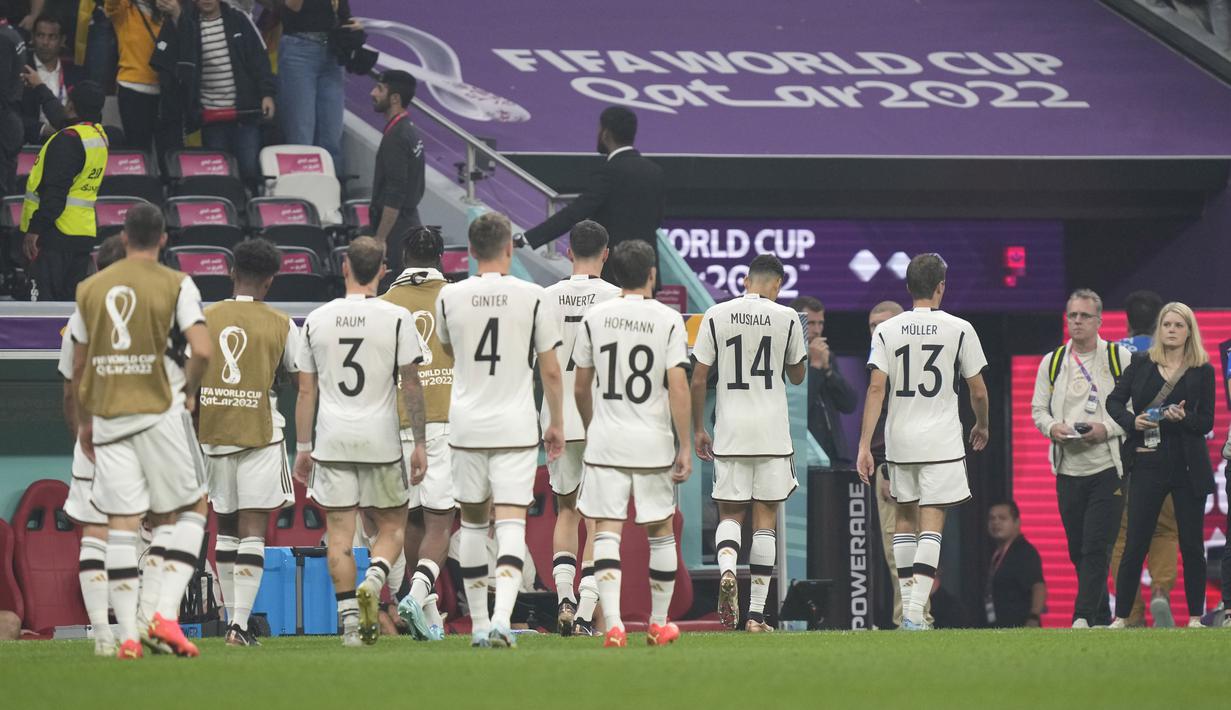 <p>Pemain Jerman berjalan meninggalkan lapangan setelah matchday ketiga Grup E Piala Dunia 2022 melawan Kosta Rika yang berlangsung di Al Bayt Stadium, Jumay (01/12/2022). (AP/Darko Bandic)</p>