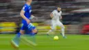 Penyerang Real Madrid, Karim Benzema membawa bola saat bertanding melawan Getafe pada pertandingan lanjutan La Liga Spanyol di stadion Santiago Bernabeu di Madrid, Minggu (10/4/2022). Real Madrid menang atas Getafe 2-0. (AP Photo/Manu Fernandez)