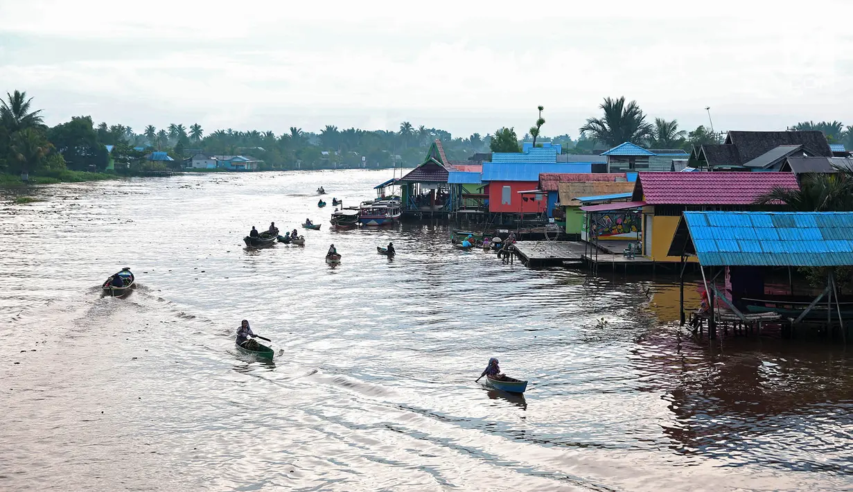 Sejumlah wanita mendayung perahunya yang digunakan untuk aktivitas jual beli di Pasar Terapung Lok Baintan, Banjarmasin, Kalimantan Selatan, Selasa (27/3). (Liputan6.com/Immanuel Antonius)