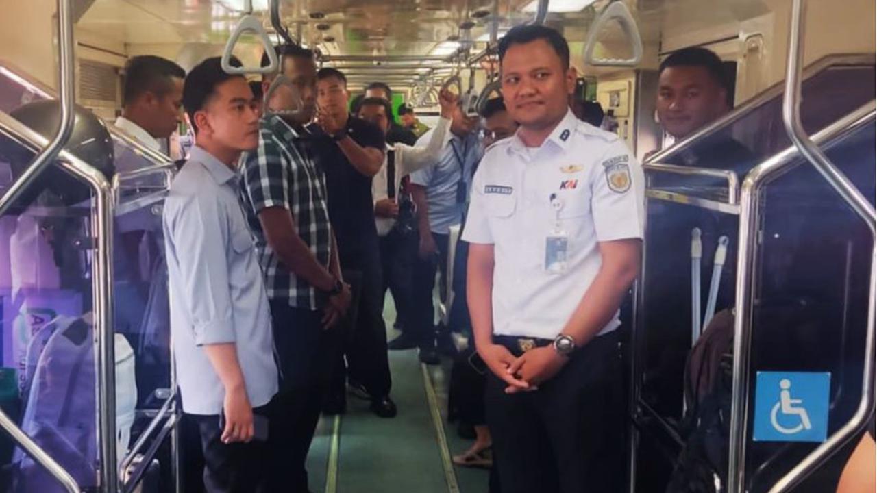 Naik KA Bandara, Gibran Tinjau Pelayanan Penumpang di Stasiun Palur