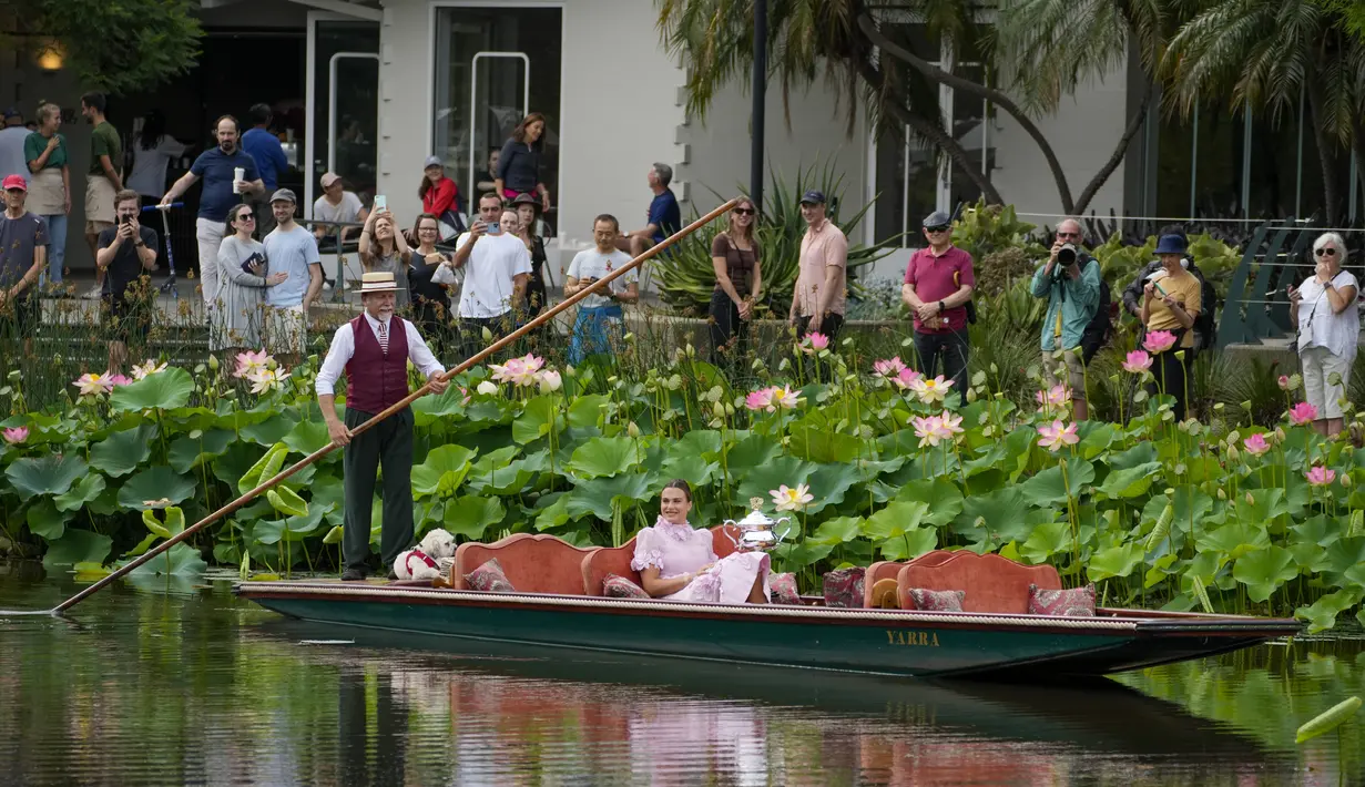 Aryna Sabalenka dari Belarusia menaiki gondola di Royal Botanical Gardens dengan membawa trofi kejuaraan tenis Australia Open 2023 di Melbourne (29/1/2023). Sabalenka yang berusia 24 tahun menang atas Elena Rybakina dari Kazakhstan di final 4-6, 6-3 dan 6-4. (AP Photo/Aaron Favila)