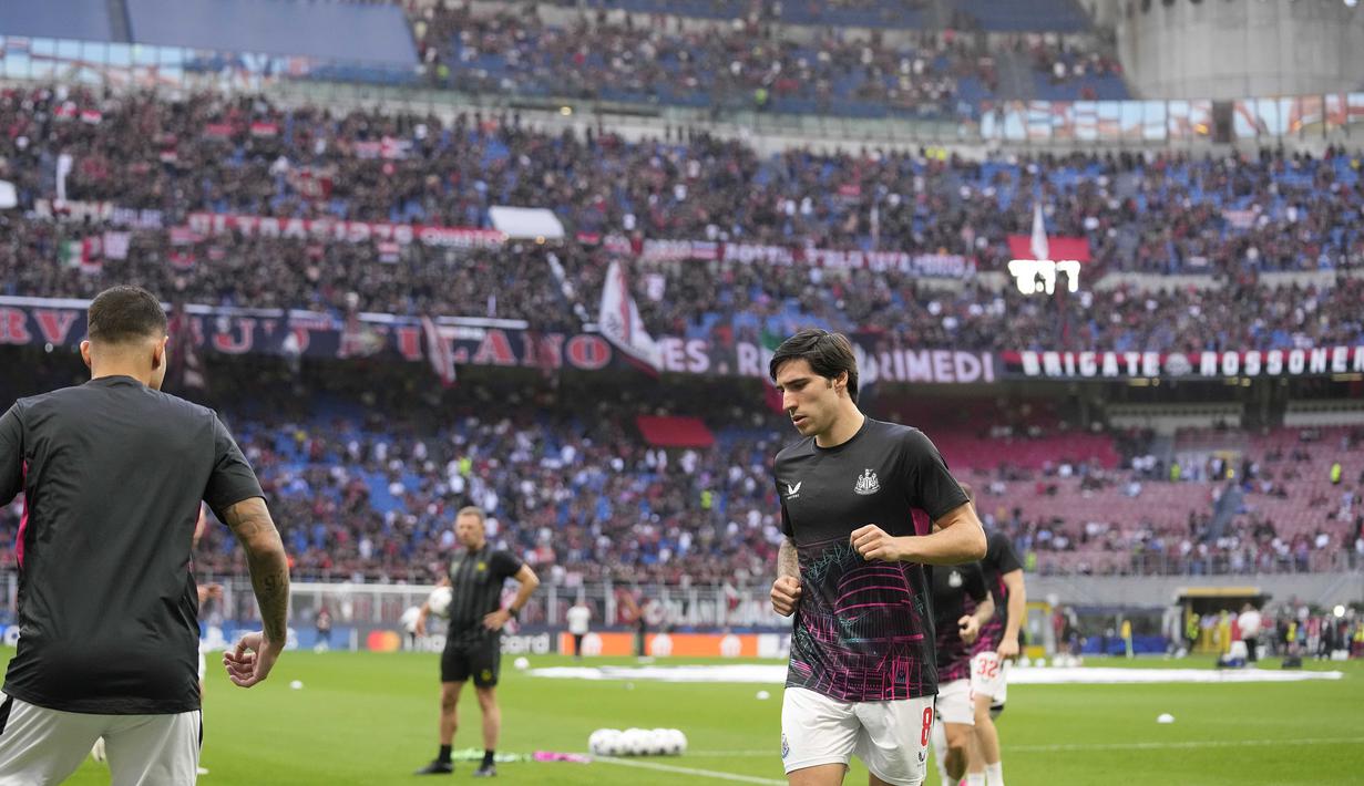 Gelandang Newcastle United, Sandro Tonali melakukan pemanasan jelang dimulainya laga matchday pertama Grup F Liga Champions 2023/2024 menghadapi AC Milan di San Siro Stadium, Milan, Rabu (20/9/2023) dini hari WIB. (AP Photo/Antonio Calanni)
