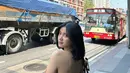 Dalam unggahan Instagramnya, foto ini menjadi salah satu yang paling disorot. Pasalnya di tangan kirinya ini terlihat bekas luka bakar yang pada saat masih kecil tersiram air panas. Banyak netizen menanyakan mengenai luka tersebut dalam media sosial Instagramnya. (Liputan6.com/IG/@melati.sesilia)