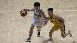 Pebasket Banten, Andrew Lensun, melakukan driblling saat melawan Jawa Tengah pada laga final Pomnas XVI 2019 di GOR Soemantri Brodjonegoro, Jakarta, Selasa (24/9). Banten menang 90-68 atas Jateng. (Bola.com/Vitalis Yogi Trisna)