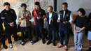 Ketua Umum NOC Indonesia Raja Sapta Oktohari (ketiga kiri) memimpin doa didampingi Duta Besar Republik Indonesia untuk Prancis Mohamad Oemar, Chef de Mission (CdM) Olimpiade Indonesia Anindya Bakrie serta atlet Judo sekaligus pembawa bendera Indonesia pada pembukaan Olimpiade Paris 2024 Maryam March Maharani dalam acara doa bersama Tim Indonesia jelang Olimpiade Paris 2024 di Rumah Garuda kawasan Saint Ouen, Paris, Prancis, Selasa (23/7/2024). (Dok. NOC Indonesia)