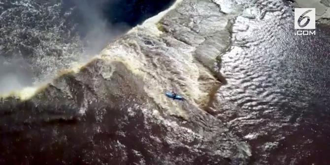 VIDEO: Detik-Detik Kayaker Terjun Bebas dari Ketinggian 33 Meter
