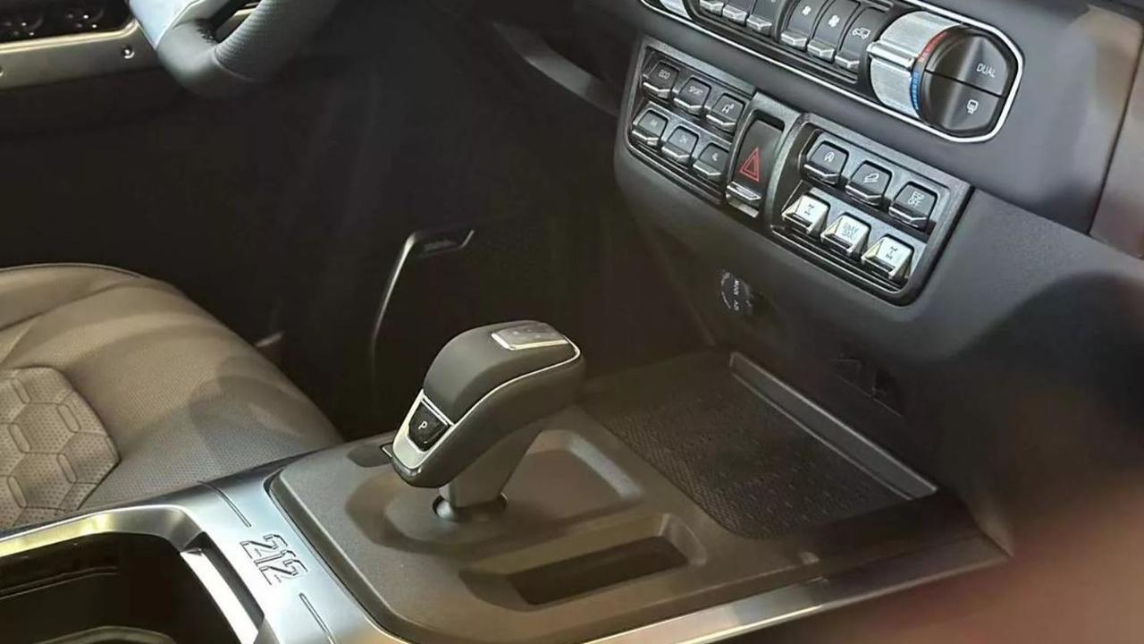 Terdapat banyak tombol di konsol tengah yang meliputi differential lock, mode berkendara, pengaturan AC, tombol hill descent control, serta pengatur mode penggerak (2H, 4H, dan 4L)