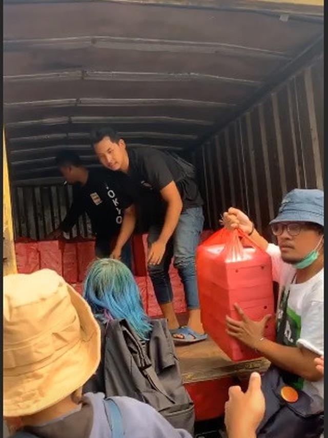 7 Momen Awkarin Bagikan 3000 Nasi Kotak untuk Peserta Demo di DPR