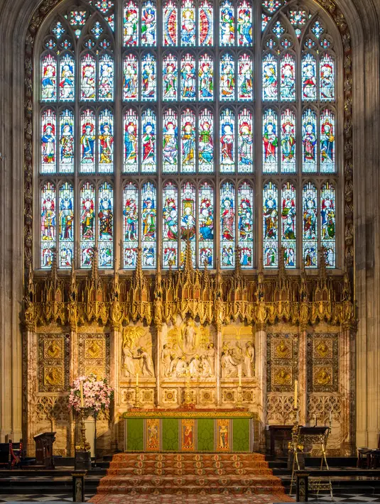 Suasana altar lokasi upacara pernikahan Pangeran Harry dan Meghan Markle di Kapel St George, Kastil Windsor, London, Inggris, Minggu (11/2). Kapel St George sendiri sudah dibangun pada Abad ke-15. (AFP PHOTO/POOL/Dominic Lipinski)