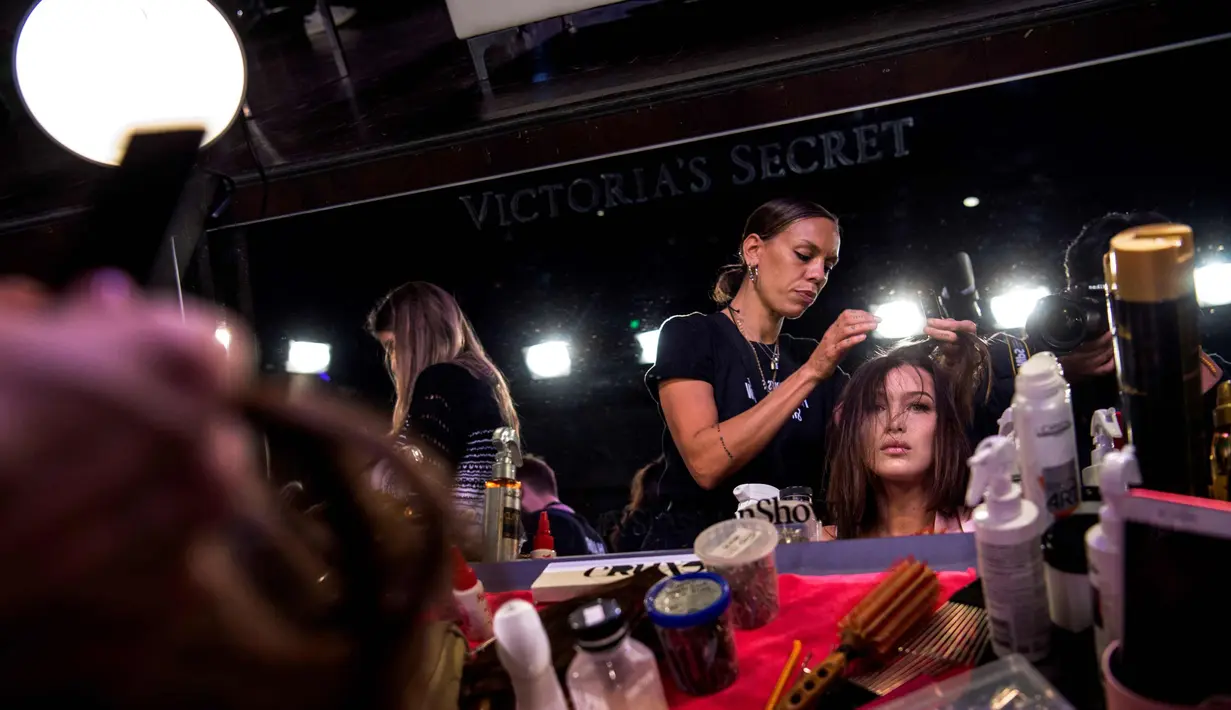 Model Bella Hadid saat ditata rambutnya di belakang panggung sebelum tampil di Victoria's Secret di dalam Arena Mercedes-Benz di Shanghai, China, (20/11). (AFP Photo / Chandan Khanna)