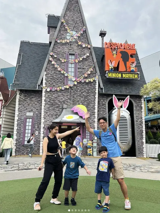 Kali ini, nuansa biru dan hitam mendominasi keluarga Putri Titian. Junior Liem dan kedua anaknya kompak dengan nuansa biru. [Foto: Instagram/ Putri Titian]