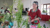 Ketua TP-PKK Kutai Barat Yayuk Seri Rahayu menunjukkan tanaman anggrek yang terus dikembangkan di Kabupaten Kutai Barat.