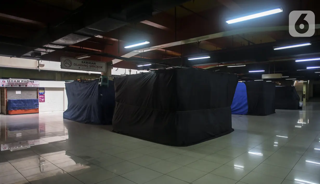 Suasana deretan kios yang tutup di salah satu pusat perbelanjaan di Jakarta, Minggu (8/8/2021). Pembebasan PPN atas jasa sewa kios, gerai, dan toko di pusat perbelanjaan dilakukan pemerintah untuk membantu dunia usaha yang terdampak penyesuaian aturan PPKM Level 4. (Liputan6.com/Johan Tallo)