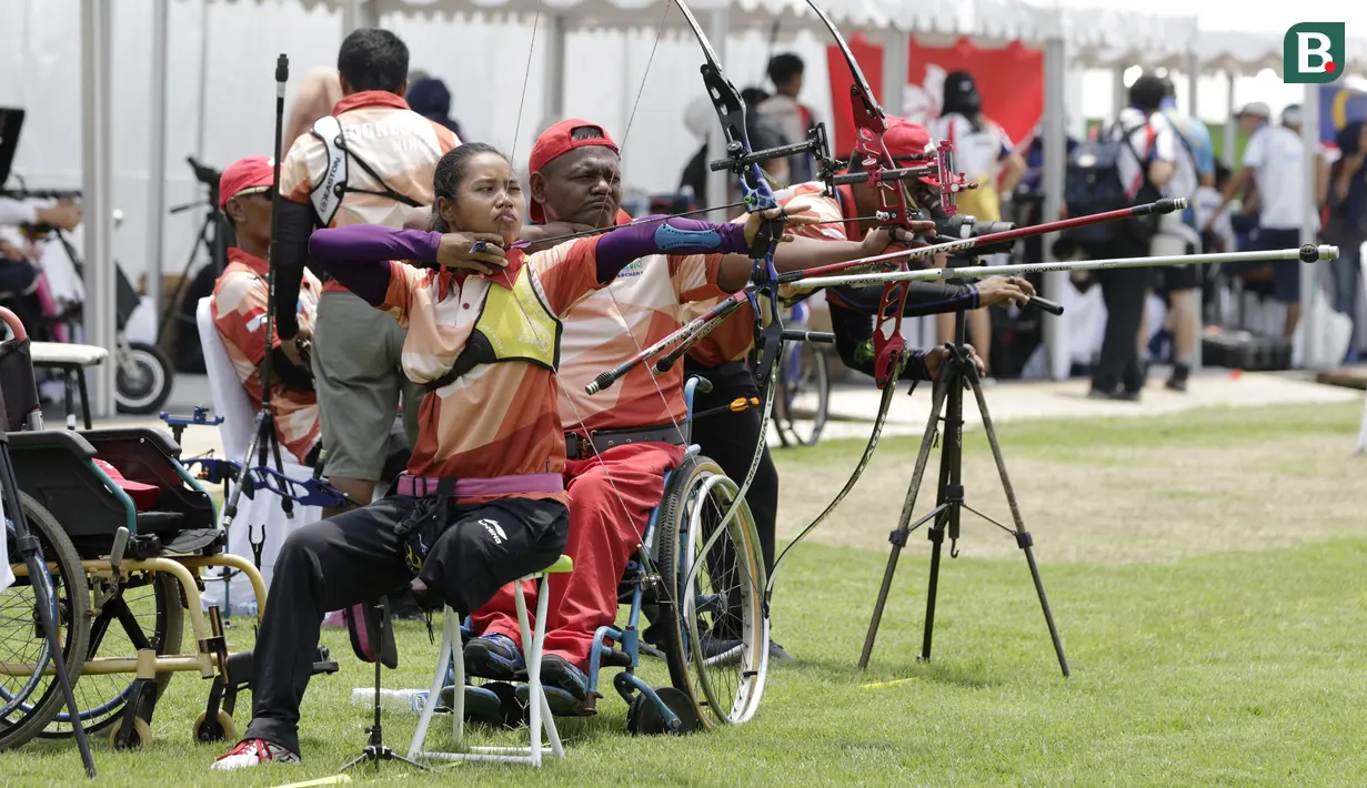Atlet panahan Asian Para Games melakukan latihan di Lapangan Panahan, Senayan, Jakarta, kamis (04/10/2018). Latihan tersebut juga dalam rangka uji coba lapangan jelang pertandingan. (Bola.com/M Iqbal Ichsan)
