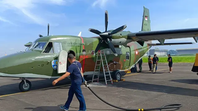 BMKG bekerja sama dengan Pemrov Jabar dan Lanud Husein Sastranegara melakukan operasi modifikasi cuaca. (Foto: Liputan6.com/Arya Perkasa)