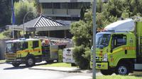 Mobiil pemadam kebakaran bersiaga setelah paket mencurigakan berisi bubuk putih dikirim ke KBRI Canberra. (Graham Tidy/Canberra Times)