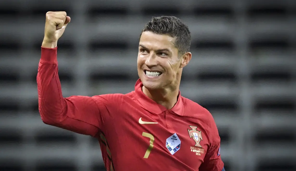 Penyerang Portugal, Cristiano Ronaldo,  merayakan gol yang dicetaknya ke gawang Swedia pada laga UEFA Nations League di Stadion Friends Arena, Rabu (9/9/2020) dini hari WIB. Portugal menang 2-0 atas Swedia. (AFP/Janerik Henriksson/TT News Agency)