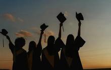 55 Ucapan Papan Bunga Wisuda Lucu dan Kocak, Bikin Ngakak