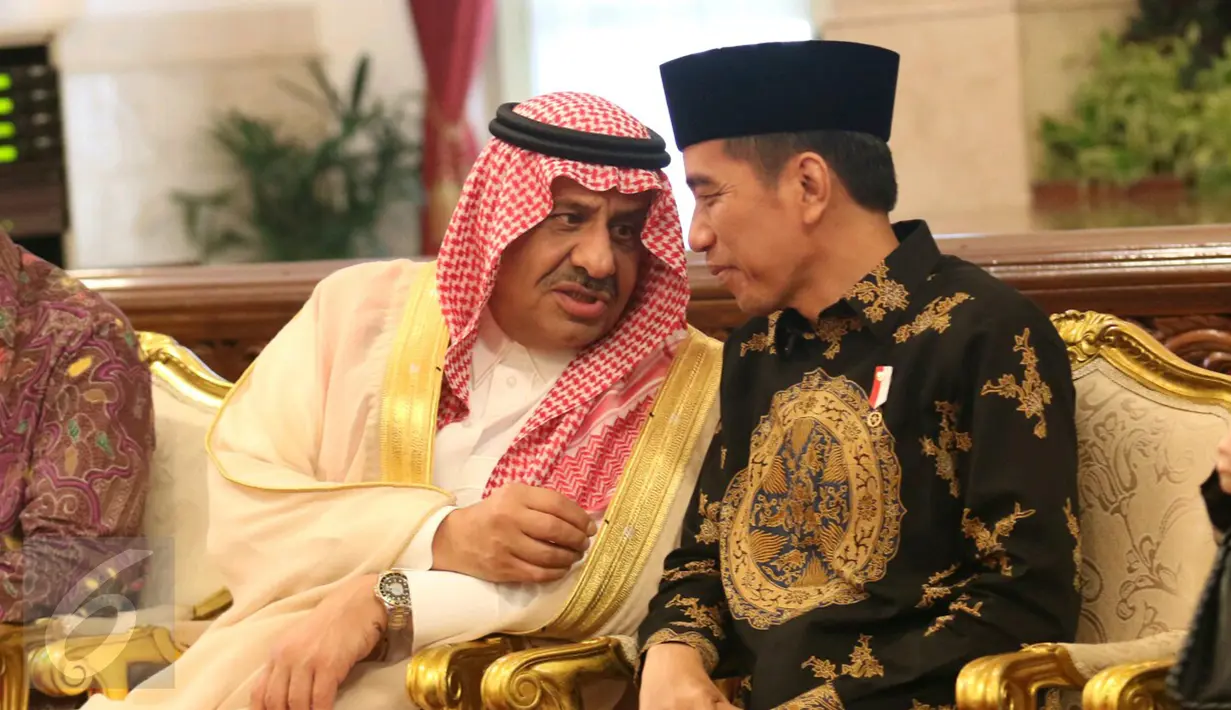 Presiden Joko Widodo berbincang dengan Pangeran Khalid bin Sultan Abdul Aziz Al Suud saat melakukan pertemuan di Istana Merdeka, Jakarta, Kamis (4/5). (Liputan6.com/Angga Yuniar)