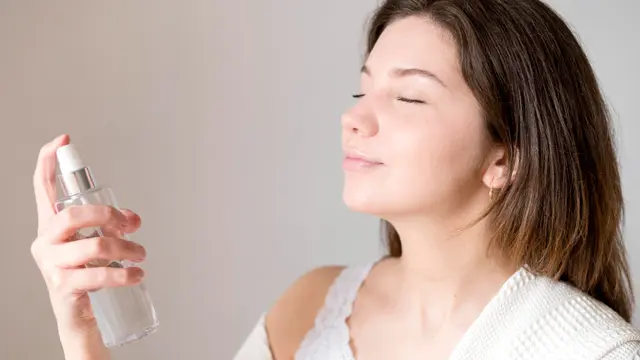 menggunakan produk skincare