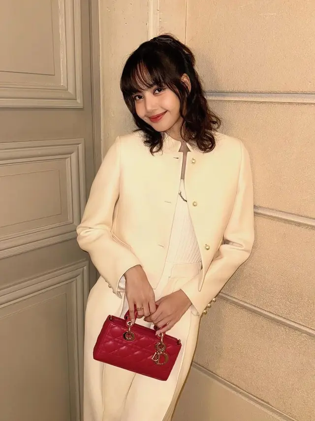 6 Gaya Lisa Blackpink Foto Bareng Rihanna, Bikin Salah Fokus Pakai Outfit Serba Dior