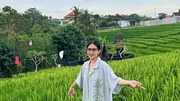 Sebagai seorang selebriti, Nadya Arina sampai saat ini cukup tertutup soal hubungan asmara. Namun kabarnya, sampai saat ini ia sudah memiliki seorang kekasih meski jarang mengumbar kemesraannya dalam media sosial. Dalam beberapa waktu belakangan ini ia memang cukup sibuk dalam menjalani syuting untuk film, serial hingga sinetron Ikatan Cinta. (Liputan6.com/IG/@nadyaarina)