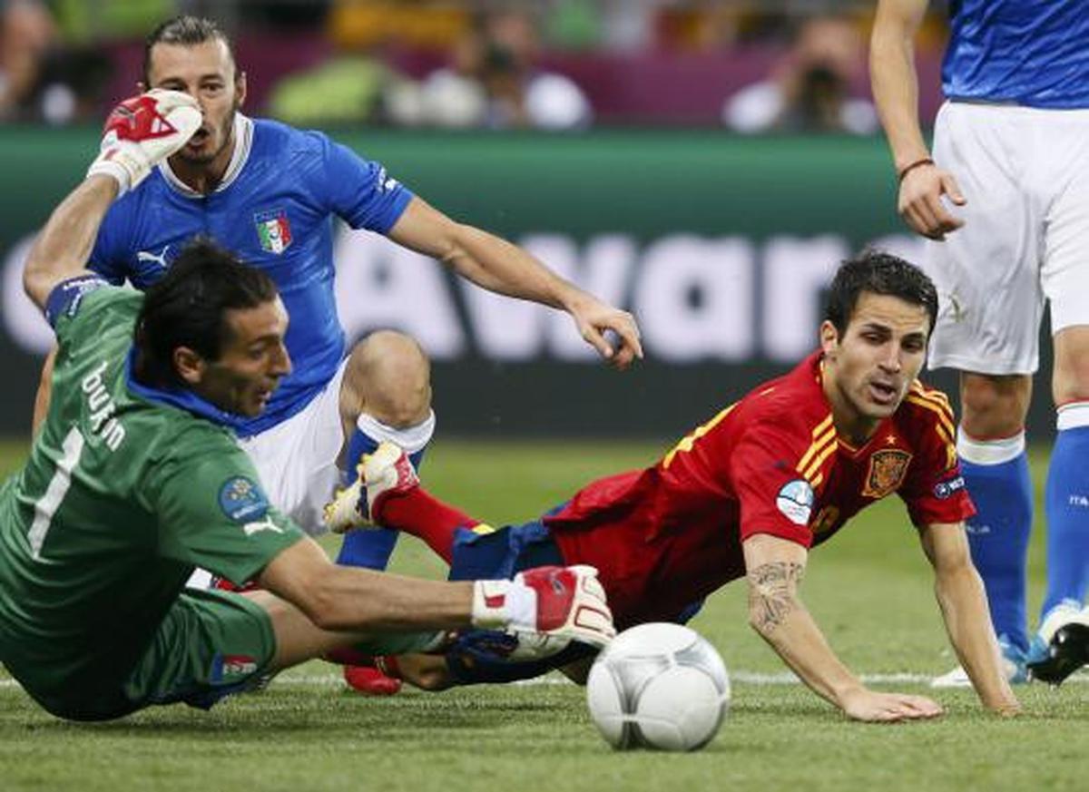 Bantai Italia, Spanyol pertahankan juara Eropa