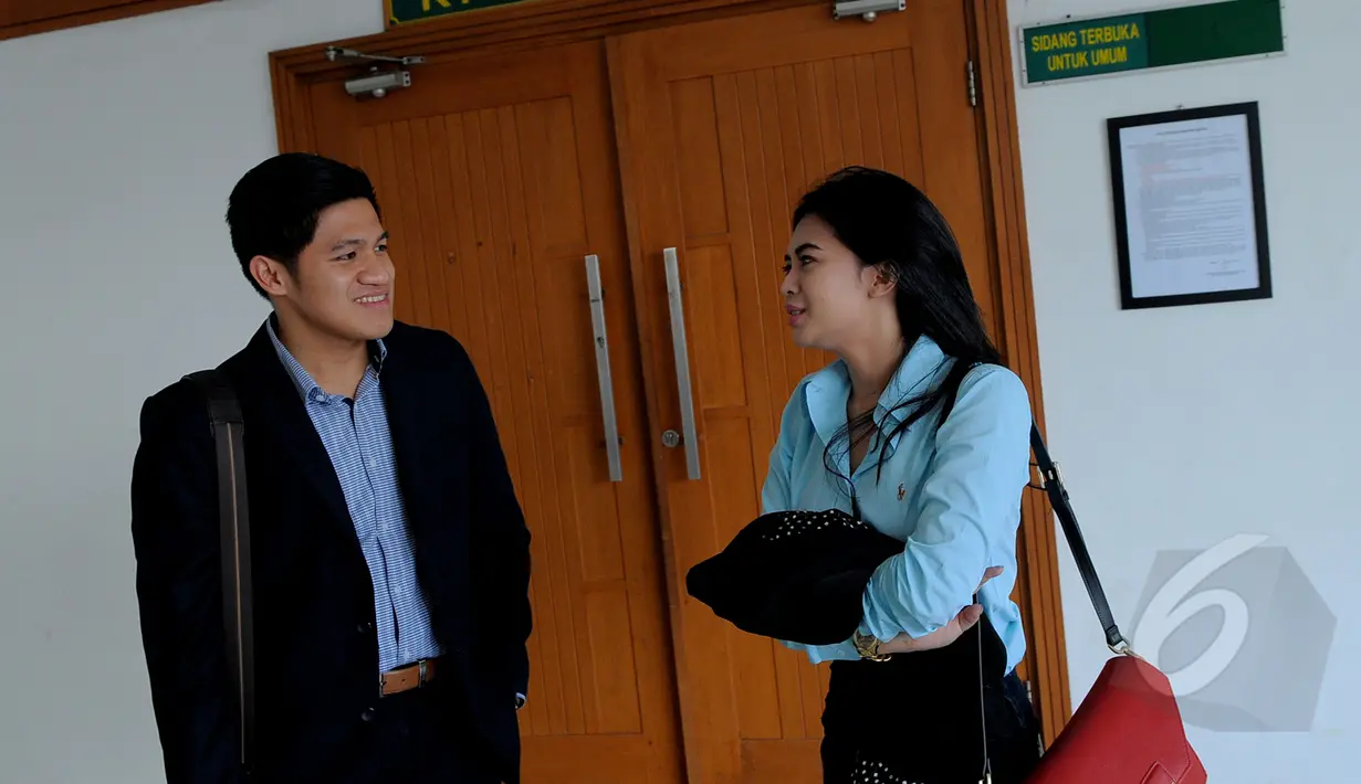 Intan Lestari berbincang dengan seorang pria usai menghadiri sidang lanjutan di PN Jakarta Barat, Selasa (7/4/2015). Dalam kesaksiannya Intan mengaku trauma dengan penganiayaan yang dilakukan mantan pacarnya. (Liputan6.com/Faisal R Syam) 