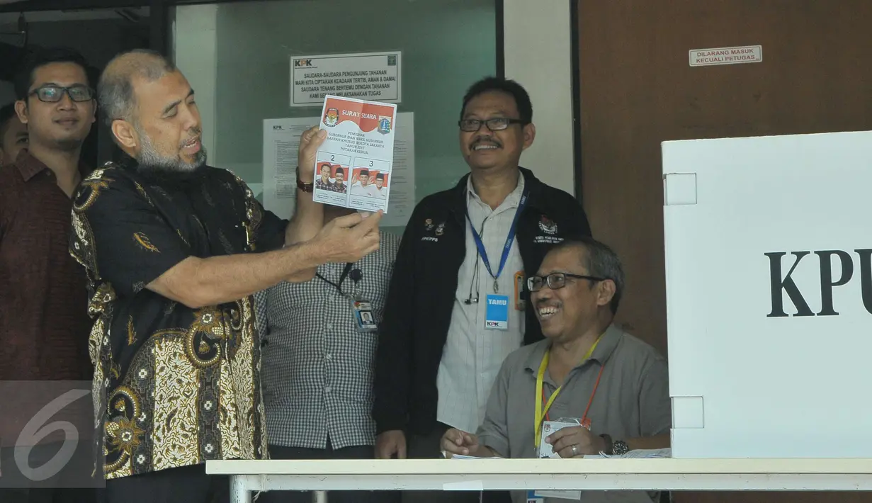 Mantan Hakim Konstitusi Patrialis Akbar menyalurkan hak suaranya di TPS 19 yang berlokasi di rutan Gedung KPK, Jakarta, Rabu (19/4). Delapan orang tahanan KPK mengikuti pilkada DKI Jakarta putaran kedua. (Liputan6.com/Helmi Afandi)