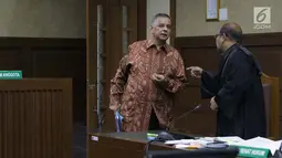 Terdakwa kasus dugaan suap proyek PLTU Riau-1 yang juga mantan Dirut PLN, Sofyan Basir (kiri) bersama penasehat hukumnya  saat jeda sidang lanjutan di Pengadilan Tipikor, Jakarta, Senin (15/7/2019). Sidang beragendakan mendengar keterangan saksi-saksi. (Liputan6.com/Helmi Fithriansyah)