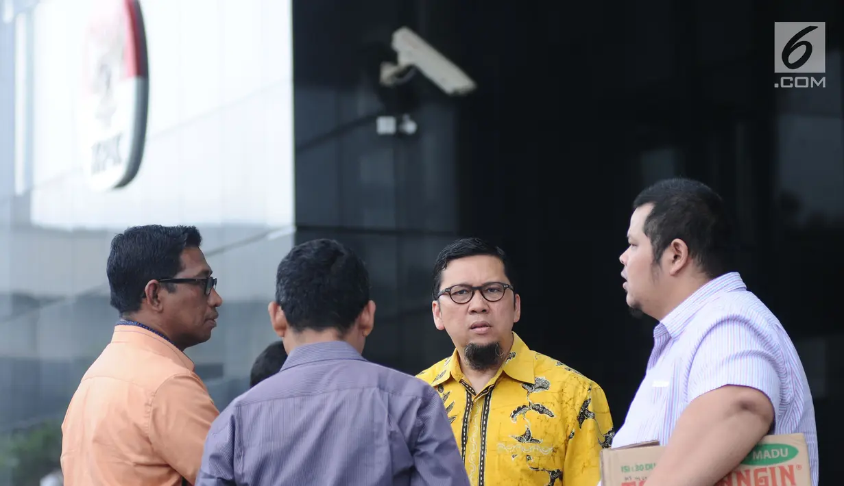Koordinator GMPG, Ahmad Doli Kurnia (ketiga kiri) jelang menyerahkan surat dukungan kepada KPK di Jakarta, Selasa (7/11). Aksi tersebut untuk pengusutan korupsi KTP Elektronik yang merugikan negara sebesar Rp2,3 triliun. (Liputan6.com/Helmi Fithriansyah)