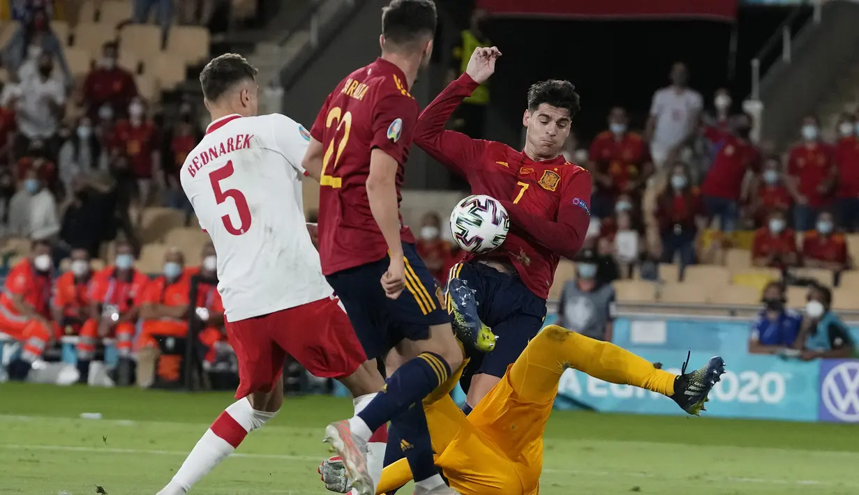 Lagi-lagi, di menit ke-83 Spanyol gagal memanfaatkan peluang yang kali ini dimiliki striker Alvaro Morata (kanan). Sepakannya atas umpan dari Ferran Torres masih dapat diselamatkan Wojciech Szczesny. Skor 1-1 bertahan hingga laga usai. (Foto: AP/Pool/Thanassis Stavrakis)