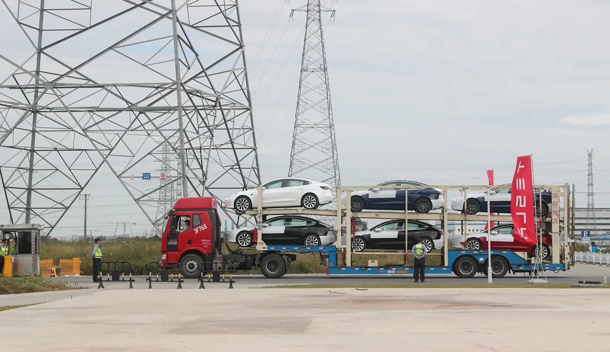 Kendaraan Tesla Model 3 yang diproduksi di China (made in China) di gigafactory Tesla yang terletak di Shanghai, China pada 26 Oktober 2020. Tesla, pabrikan mobil AS, mengumumkan akan mengekspor 7.000 kendaraan Model 3 yang diproduksi di China ke Eropa pada Selasa (27/10). (Xinhua/Ding Ting)