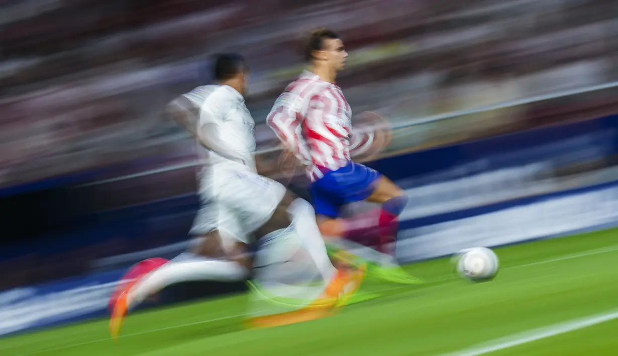 Di awal laga, Real Madrid harus merasakan penampilan agresif skuad asuhan Diego Simeone. (AP/Manu Fernandez)