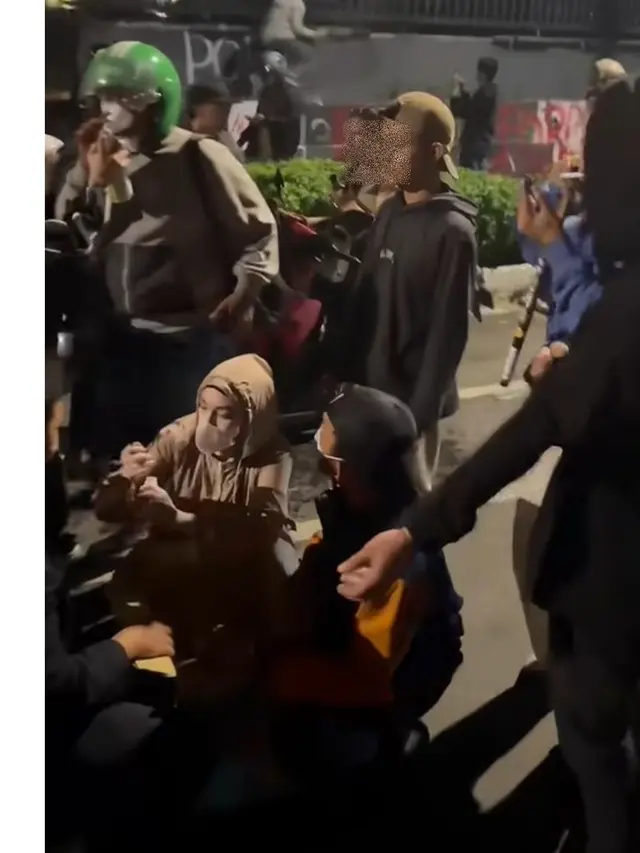 6 Potret Celine Evangelista Bawa Bantuan Medis dan Makanan untuk Pendemo di Jakarta
