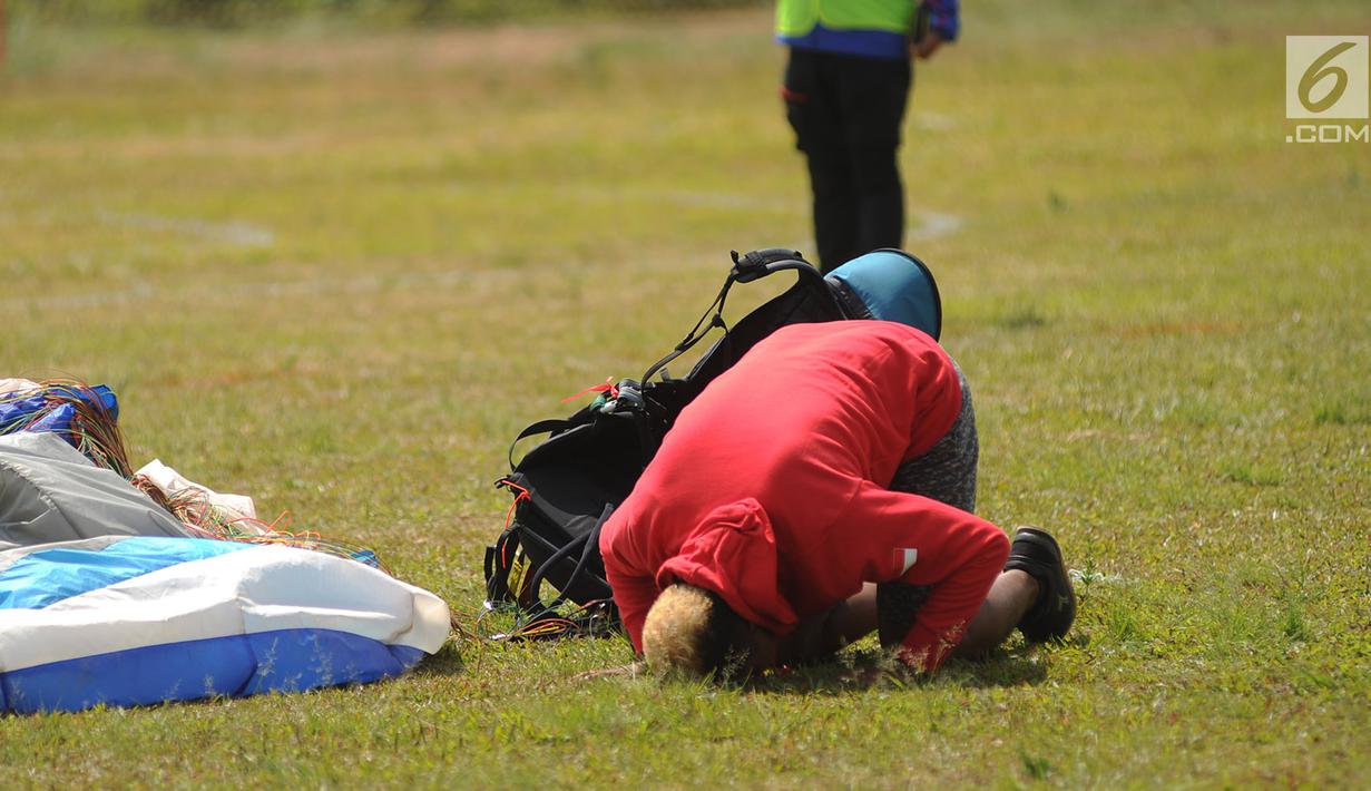Atlet paralayang Indonesia, Jafro Megawanto berselebrasi seusai babak nomor ketepatan mendarat pria cabang Paralayang Asian Games 2018 di Gunung Mas, Puncak, Bogor, Jawa Barat, Kamis (23/8). Jafro sukses meraih medali emas. (Merdeka.com/Arie Basuki)