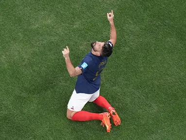 Penyerang Prancis Olivier Giroud merayakan gol kedua timnya yang dicetak ke gawang Inggris pada perempat final Piala Dunia 2022 di Al Bayt Stadium, Al Khor, Minggu (11/12/2022) dini hari WIB. Langkah Inggris hanya sampai babak perempat final setelah dikandaskan oleh Prancis. (AP Photo/Pavel Golovkin)