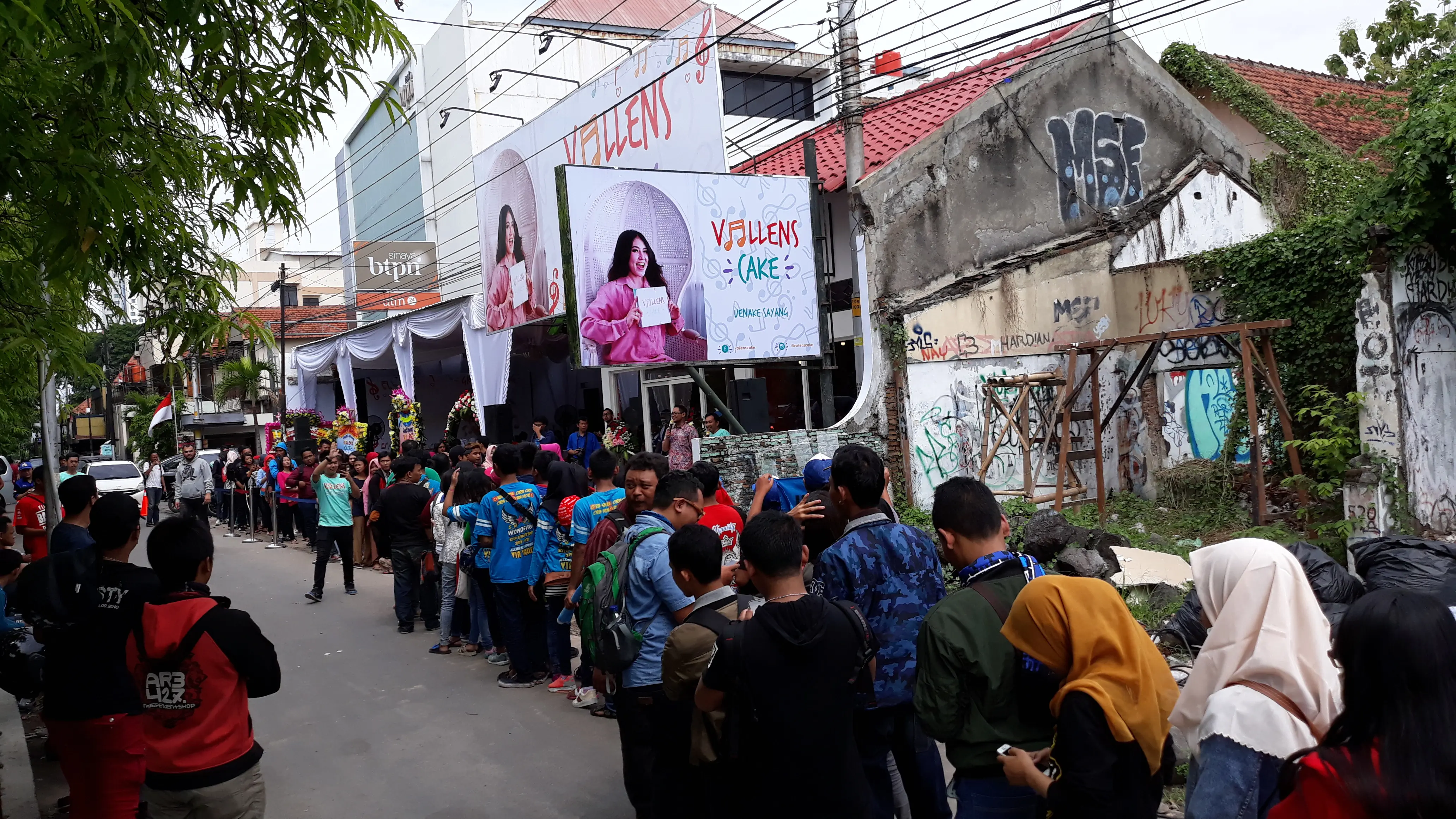 Antrean panjang penggemar Via Vallen untuk membeli kue miliknya. (Foto: Fajar Abrori)