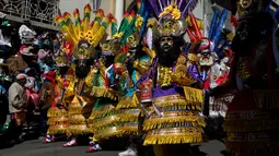 Sejumlah orang mengenakan kostum dan topeng meramaikan pawai "Morenada" di La Paz, Bolivia (26/5). Pawai ini digelar untuk menghormati "El Senor del Gran Poder," atau "Lord of Great Power". (AP/Juan Karita)