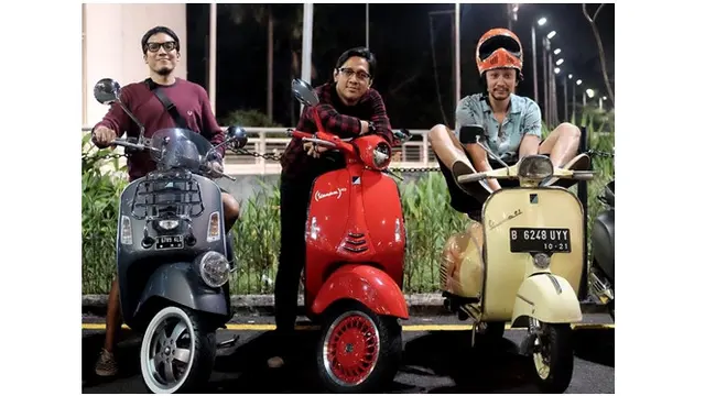 Desta, Vincent dan Andre Taulany Suka Naik Vespa