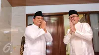 Prabowo Subianto (kiri) disambut Zulkifli Hasan saat menghadiri acara Buka Puasa Bersama di Rumah Dinas Ketua MPR RI, Jakarta, Senin (22/6/2015). Presiden dan sejumlah tokoh Parpol tampak hadir dalam acara tersebut. (Liputan6.com/Faizal Fanani)