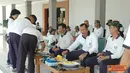 Citizen6, Surabaya: Ribuan prajurit Kobangdikal melaksanakan pembinaan fisik dengan lari siang yang dilanjutkan pesta makan buah mangga, Rabu (31/10). (Pengirim: Penkobangdikal). 