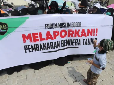 Massa Aliansi Umat Islam Pembela Tauhid Bogor dan Forum Muslim Bogor melakukan aksi unjuk rasa di halaman Polresta Bogor, Jawa Barat, Selasa (23/10). Massa melaporkan pembakaran bendera tauhid di Garut. (Merdeka.com/Arie Basuki)